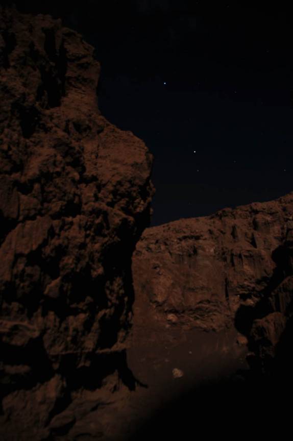 A lua cheia ilumina o canyon no Valle de la Luna, em San Pedro de Atacama - Chile